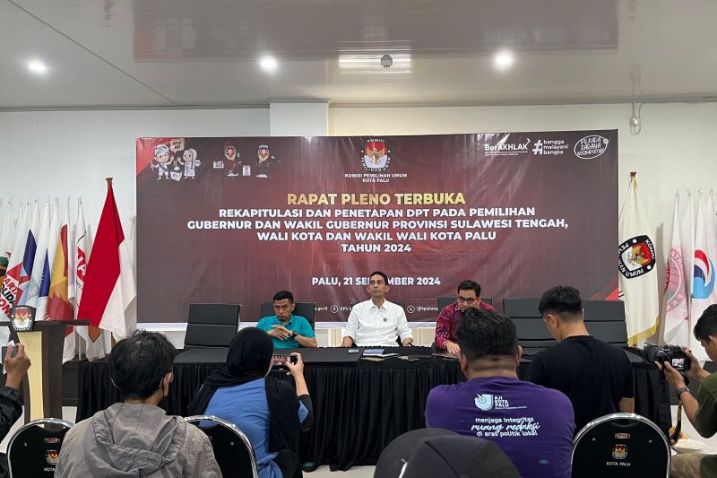 Jajaran KPU Kota Palu menyampaikan keterangan kepada media terkait penetapan paslon wali kota dan wakil wali kota Palu. (ANTARA/Nur Amalia Amir)