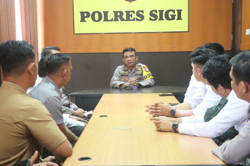 Kapolres Sigi AKBP Reja A Simanjuntak saat memberikan arahan kepada 14 personel yang bertugas sebagai pengawal pribadi (Walpri) calon bupati dan wakil bupati Sigi pada Pilkada 2024. ANTARA/HO Polres Sigi