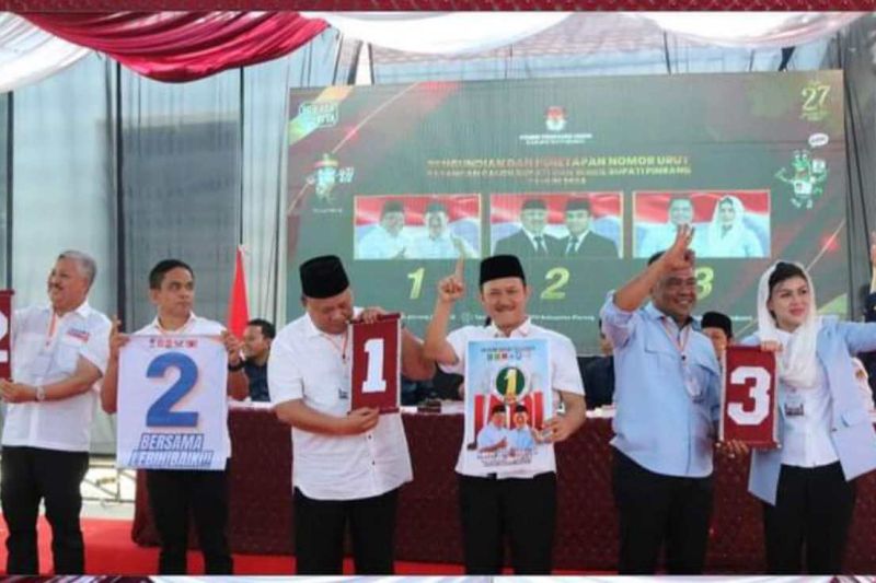 Tiga pasangan calon Bupati dan Wakil Bupati Pinrang pada saat pengambilan dan penetapan nomor urut paslon oleh KPU Pinrang, Senin (23/9/2024). ANTARA/HO/KPU Pinrang