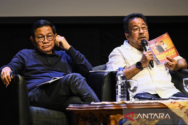 Pasangan calon Gubernur DKI Jakarta Pramono Anung (kiri) dan calon Wakil Gubernur DKI Jakarta Rano Karno (kanan) menyampaikan pandangannya saat menghadiri Dialog Publik Seni di Taman Ismail Marzuki, Jakarta, Senin (23/9/2024). Dialog bersama tiga pasangan calon Gubernur dan calon Wakil Gubernur DKI Jakarta tersebut membahas peran seni budaya sebagai pilar pengembangan Jakarta Kota Global. ANTARA FOTO/Sulthony Hasanuddin/Spt.