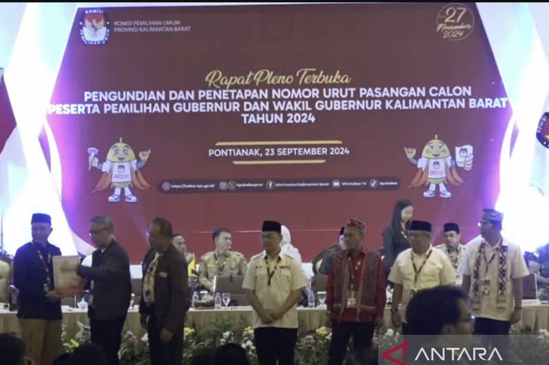 Ketua KPU Kalbar MS. Budi menyerahkan nomor urut kepada tiga pasangan calon Gubernur dan Wakil Gubernur Kalbar ANTARA/Rendra Oxtora