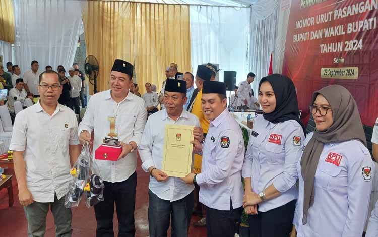 Paslon nomor urut 1, HM Wiyatno - Dodo menerima SK dari jajaran KPU Kapuas. (FOTO: DODI)