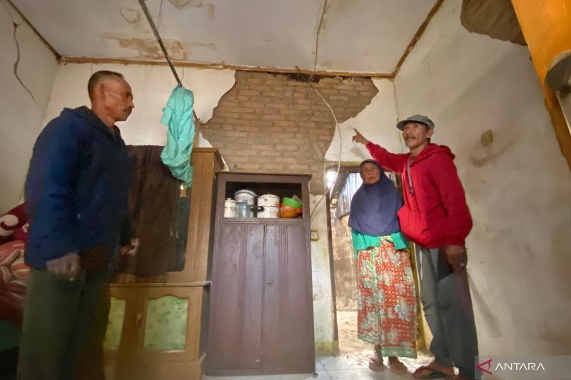 Warga menunjukkan kondisi rumah yang rusak akibat diguncang gempa di Desa Padaawas, Kecamatan Pasirwangi, Kabupaten Garut, Jawa Barat, beberapa waktu lalu. ANTARA/Feri Purnama
