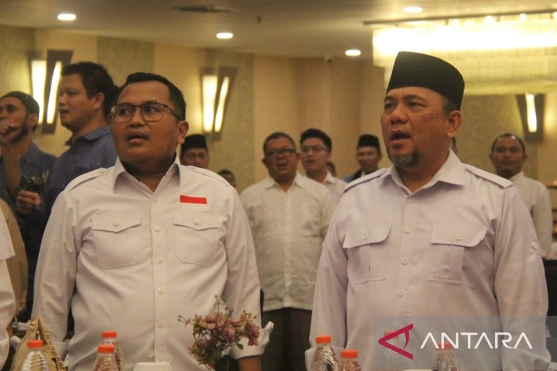 Pasangan calon Wali Kota dan Wakil Wali Kota Bekasi Heri Koswara-Sholihin dalam sebuah acara konsolidasi pemenangan di Kota Bekasi, Jawa Barat, beberapa hari lalu. (ANTARA/Pradita Kurniawan Syah).