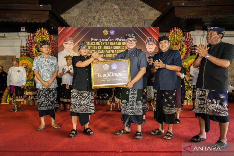 Bupati Badung I Nyoman Giri Prasta saat menyerahkan bantuan hibah dan BKK di Gianyar. ANTARA/HO-Pemkab Badung