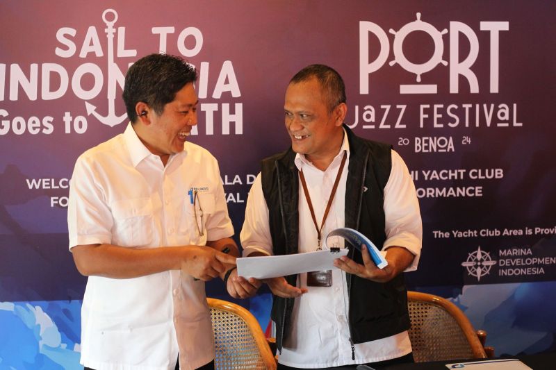 Direktur Utama PT Pelindo Solusi Logistik (SPSL) Joko Noerhudha (kiri) dan Wakil Ketua Panitia Sail to Indonesia Goes to BMTH Wiluyo Karyanto (kanan) pada konferensi pers Sail to Indonesia Goes to BMTH di Jakarta, Senin (23/9). ANTARA/HO-Pelindo Solusi Logistik.