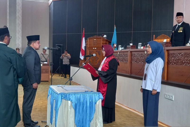 Ade Sudarman (dua kiri) saat diambil sumpah sebagai pimpinan defenitif DPRD Dharmasraya masa jabatan 2024-2029. (Antara/Ilka Jensen)