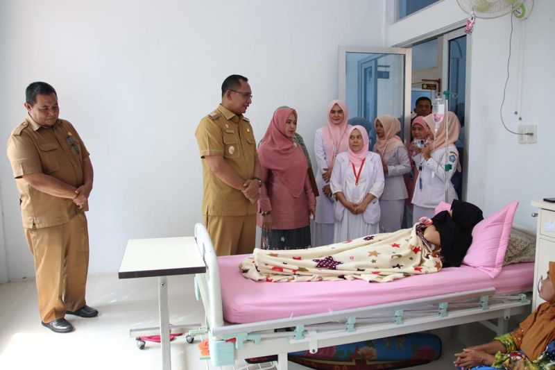Penjabat Bupati Aceh Selatan Cut Syazalisma (ketiga dari kiri) berdialog dengan pasien rawa inap di Puskesmas Ujung Padang Rasian, Kabupaten Aceh Selatan, Senin (23/9/2024). ANTARA/HO-Diskominfosan Aceh Selatan