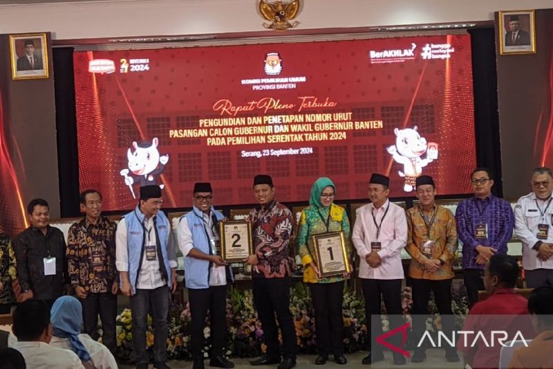 Paslon Gubernur dan Wakil Gubernur Banten usai pengundian nomor urut di Aula KPU Banten, Senin (23/9/2024). (ANTARA/Desi Purnama Sari)