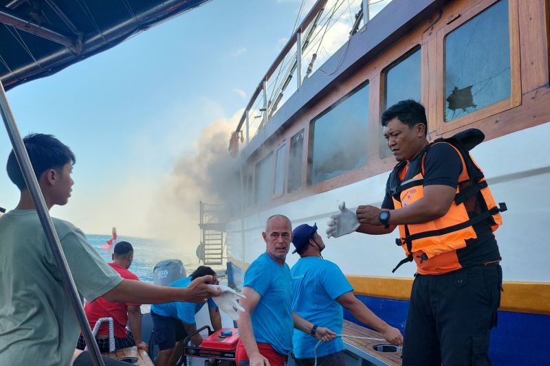 Tim SAR gabungan saat membantu memadamkan kebakaran yang menimpa KM Naraya yang sedang berlabuh di Pelabuhan Marina Labuan Bajo, Kabupaten Manggarai Barat, NTT, Senin (23/9/2024). ANTARA/HO-Kantor Basarnas Maumere