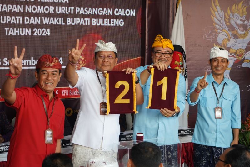 Pasangan calon bupati dan wakil bupati Nyoman Sugawa Korry-Gede Suardana dan nomor urut dua pasangan I Nyoman Sutjidra-Gede Supriatna saat menunjukkan nomor urut yang diperoleh kepada awal media di Singaraja, Bali, Senin (23/9/2024). ANTARA/HO-Diskominfosanti Buleleng