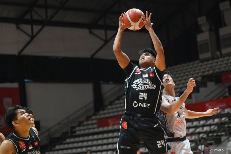 Pebasket RANS Simba Bogor Daniel William Tunasey Salamena (tengah) berhasil merebut bola rebound dari pebasket Bima Perkasa Jogja Yeremia (kanan) dalam laga penyisihan Grup B IBL All Indonesian Piala Menpora di Hall Basket Senayan, Gelora Bung Karno, Jakarta, Senin (23/9/2024). RANS menang dengan skor 76-72. ANTARA FOTO/Aditya Pradana Putra/aww.