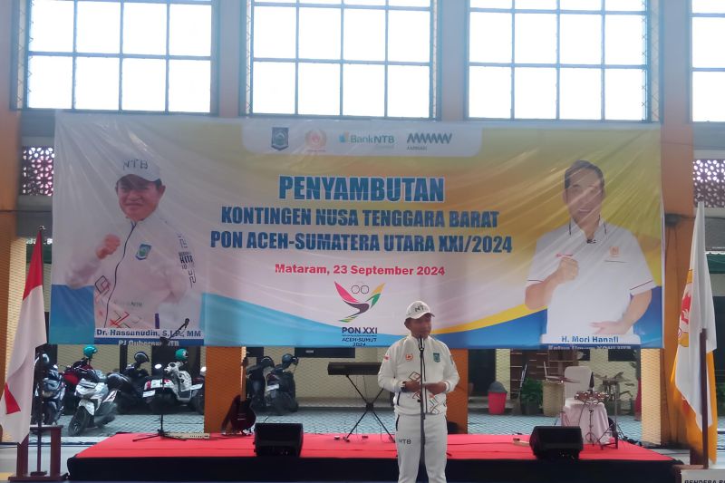 Penjabat Gubernur NTB Hasanuddin menyampaikan tambahan bonus kepada para atlet PON 2024 di Gelanggang Pemuda, Kota Mataram, Nusa Tenggara Barat, Senin (23/9/24). (ANTARA/HO-I Gede Sutrawan/Mahasiswa PKL Unram)