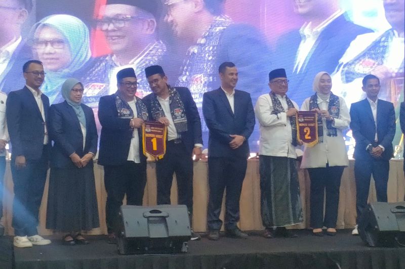Komisioner KPU Garut bersama dua bakal pasangan calon bupati-wakil bupati Garut menggelar pengundian nomor urut dan deklarasi damai Pilkada Garut di Hotel Santika, Kabupaten Garut, Jawa Barat, Senin (23/9/2024). (ANTARA/Feri Purnama)