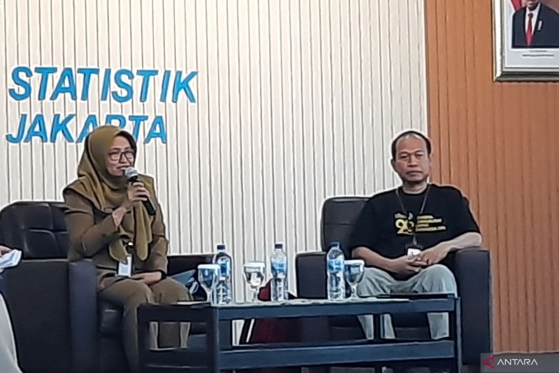 Statistisi Madya Direktorat Statistik Peternakan, Perikanan, dan Kehutanan Badan Pusat Statistik (BPS) Muhammad Adnan (kanan) Hasanudin dalam kegiatan "Sosialisasi Hasil Sensus Pertanian (ST2023) Tahap II DKI Jakarta" di Jakarta, Senin, (23/9/2024). ANTARA/Lia Wanadriani Santosa