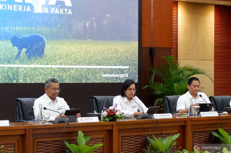 Wamenkeu I Suahasil Nazara (kiri) menghadiri konferensi pers APBN KiTa Edisi September 2024 di Jakarta, Senin (23/9/2024). (ANTARA/Uyu Septiyati Liman)