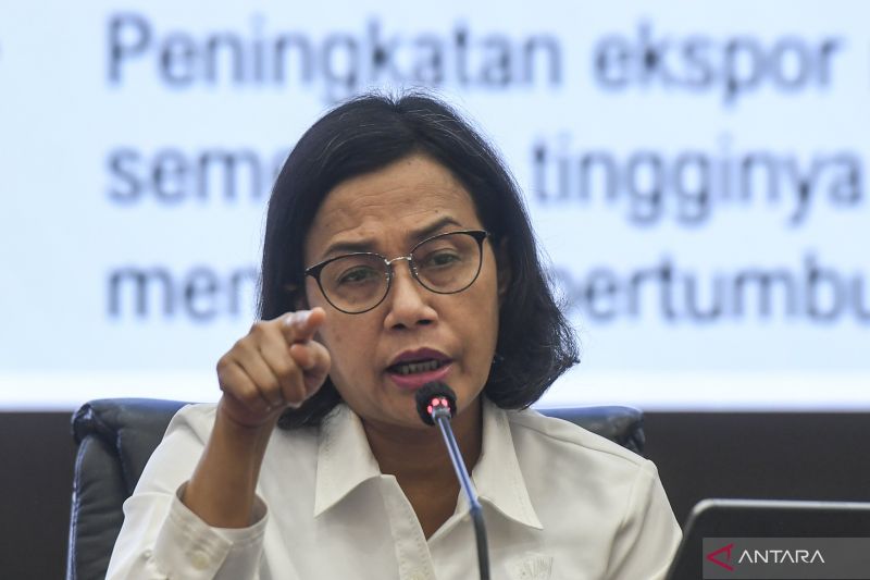 Arsip - Menteri Keuangan Sri Mulyani Indrawati memberikan pemaparan pada konferensi pers APBN KiTa di Kemenkeu, Jakarta, Senin (23/9/2024). Menteri Keuangan Sri Mulyani melaporkan APBN pada Agustus 2024 defisit Rp153,7 triliun atau 0,68 persen terhadap Produk Domestik Bruto (PDB) namun defisit tersebut masih sesuai dengan Rancangan Undang-Undang APBN 2024 yakni 2,29 persen dari PDB. ANTARA FOTO/Hafidz Mubarak A/aww