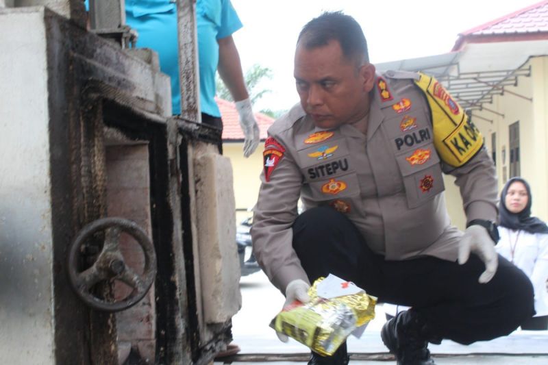 Kepala Polres Serdang Bedagai AKBP Jhon Hery Rakutta Sitepu meletakkan barang bukti di mobil insinerator, Kota Sei Rampah, Serdang Bedagai, Senin (23/9/2024). (ANTARA/HO-Polres Serdang Bedagai)