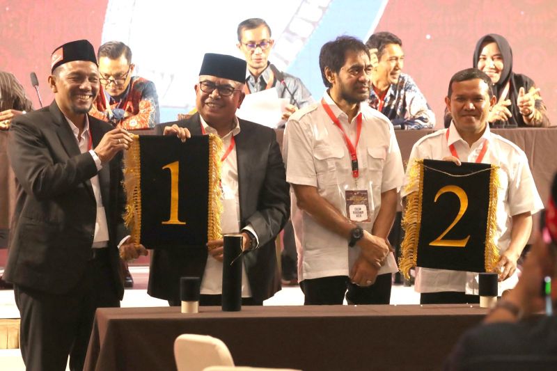 Kedua kandidat calon Gubernur dan Wakil Gubernur Aceh 2024 memperlihatkan nomor urut masing-masing usai pengundian oleh KIP Aceh, di Aceh Besar, Senin (23/9/2024) (ANTARA FOTO/Irwansyah Putra)
