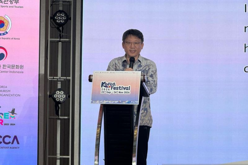 Kuasa Usaha Kedutaan Besar Korea Selatan untuk Indonesia Park Soo Deok berbicara dalam pembukaan "K-Festival 2024" di Jakarta, Senin (23/9/2024). (ANTARA/Cindy Frishanti)