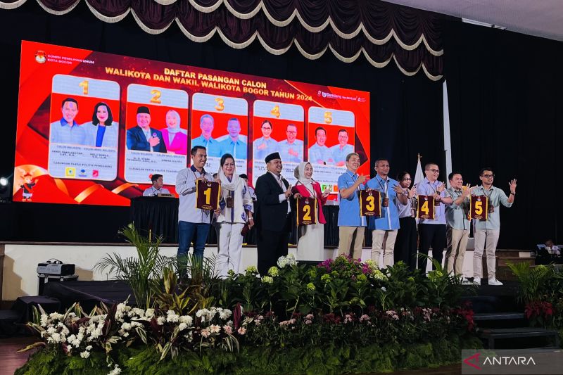 Lima paslon wali kota dan wakil wali kota Bogor usai pengundian dan penetapan nomor urut untuk Pilkada 2024. (ANTARA/Shabrina Zakaria)