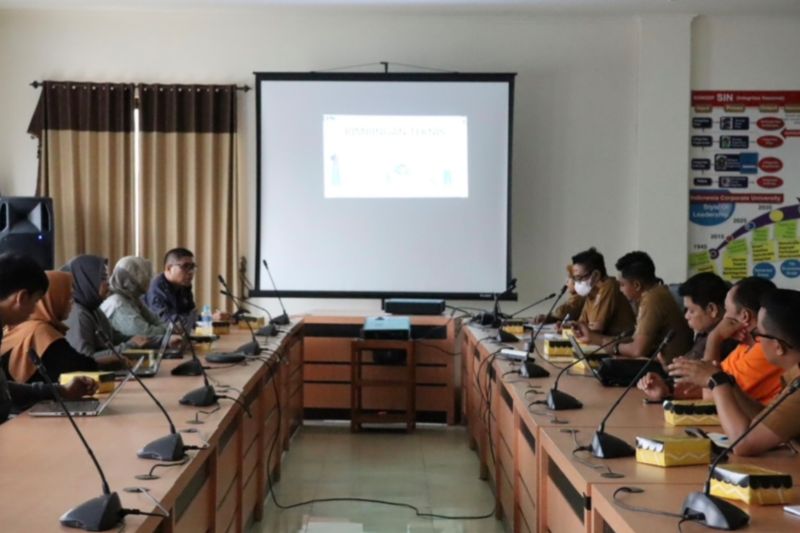 Perwakilan Inspektorat Daerah Provinsi Kalimantan Selatan dan Komisi Pemberantasan Korupsi (KPK) RI membahas persiapan bimbingan teknis pencegahan korupsi bagi keluarga berintegritas, pemuda dan lembaga swadaya masyarakat (LSM) di Banjarbaru, Senin (23/9/2024). (ANTARA/HO-Pemprov Kalsel)