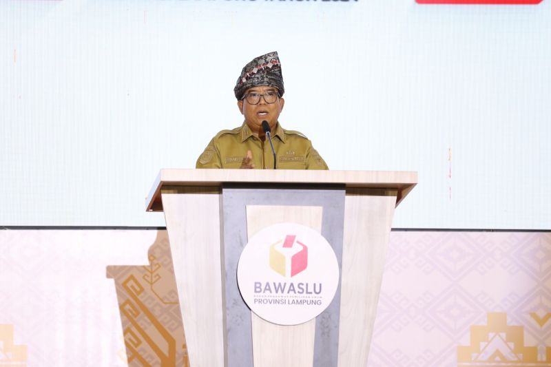 Penjabat Gubernur Lampung Samsudin saat memberi keterangan mengenai pilakada damai. ANTARA/HO-Pemprov Lampung.