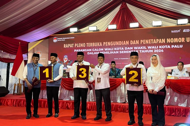 Masing-masing pasangan calon Wali Kota dan Wakil Wali Kota Palu menunjukkan hasil pengundian nomor urut di Kota Palu, Sulteng, Senin malam (23/9/2024). (ANTARA/Nur Amalia Amir)
