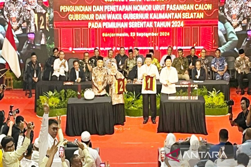 KPU Kalsel melaksanakan pengundian nomor urut pasangan calon gubernur dan wakil gubernur Kalsel pada Senin malam (23/9/2024). (ANTARA/Firman)