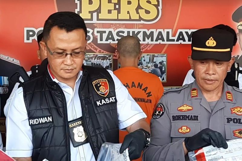 Kepala Satuan Reskrim Polres Tasikmalaya AKP Ridwan Budiarta menunjukkan barang bukti dan tersangka saat jumpa pers pengungkapan kasus pembuangan jasad wanita dalam karung di Tasikmalaya, Jawa Barat, Senin (23/9/2024). (ANTARA/HO-Polres Tasikmalaya)