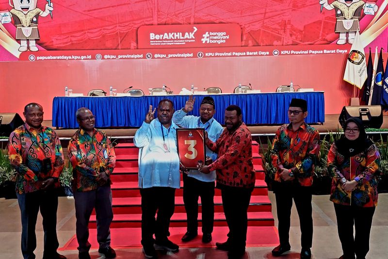 KPU Papua Barat Daya menyerahkan nomor urut kepada pasangan calon Elisa Kambu-Ahmat Nausrau pada rapat pleno penetapan nomor urut di Gedung LG Kota Sorong, Senin (23/9/2024) (ANTARA/Yuvensius Lasa Banafanu)