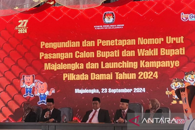 KPU Majalengka saat menggelar kegiatan deklarasi kampanye damai untuk Pilkada 2024 di Majalengka, Jawa Barat, Senin (23/4/2024). (ANTARA/Fathnur Rohman)