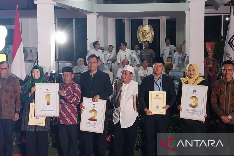 Tiga pasangan calon Gubernur dan Wakil Gubernur Nusa Tenggara Barat (NTB) Sitt Rohmi Djalilah-Musyafirin, Zulkieflimansyah-Suhaili FT dan Lalu Muhamad Iqbal-Indah Dhamayanti Putri didampingi para komisioner KPU NTB pada rapat pleno pengundian nomor urut di Halaman Kantor KPU NTB, Senin malam (23/9/2024). (ANTARA/Nur Imansyah).