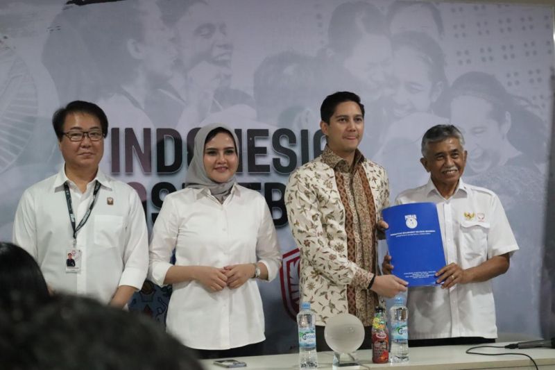 Budisatrio Djiwandono (kedua kanan) menjadi calon tunggal Ketua Umum Persatuan Bola Basket Seluruh Indonesia (Perbasi) periode 2024-2028. ANTARA/HO-Perbasi