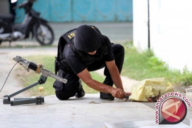 Ilustrasi - Seorang polisi sedang memeriksa barang mencurigakan di sebuah lokasi. ANTARA/Rahmad