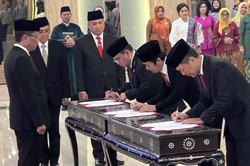 Pelantikan Sekretaris Jenderal Kementerian Hukum dan HAM Nico Afinta, Staf Ahli Bidang Sosial Kementerian Hukum dan HAM Andap Budhi Revianto, dan Penyuluh Hukum Ahli Utama Kementerian Hukum dan HAM Sofyan oleh Menteri Hukum dan Hak Asasi Manusia Supratman Andi Agtas di Graha Pengayoman, Jakarta, Selasa (24/9/2024). ANTARA/Putu Indah Savitri