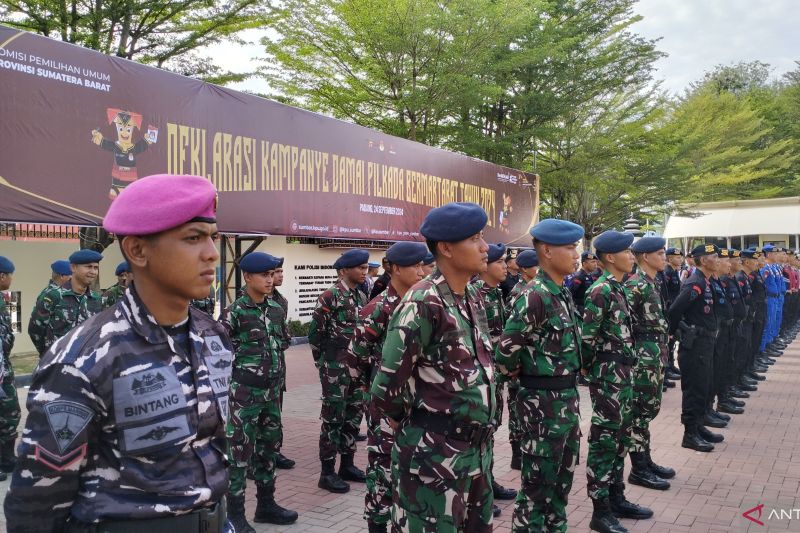 Sejumlah personel gabungan berbaris rapi mendengarkan amanat deklrasi Pilkada damai di Mapolda Sumbar, Selasa (24/9/2024). ANTARA/Muhammad Zulfikar.