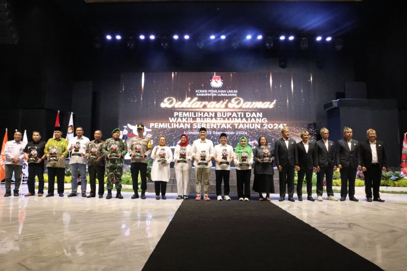 Deklarasi damai usai pengundian nomor urut pasangan cabup-cawabup peserta Pilkada Lumajang, Senin (23/9/2024) malam. ANTARA/HO-Diskominfo Lumajang