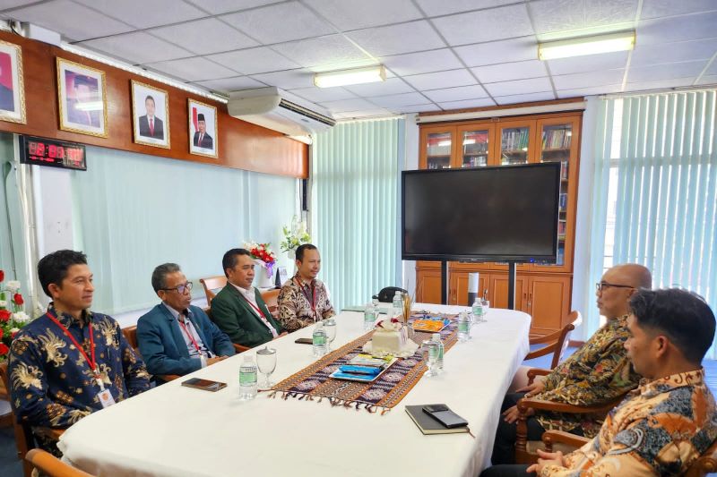 Rektor UIN Datokarama Palu Prof Lukman S Thahir (kedua kiri) menemui Deputi Bidang Pendidikan Konsulat Jenderal RI di Songhkla Thailad Muhammad Rizki membahas kerja sama pendidikan, Senin (23/9/2024). ANTARA/HO-Humas UIN Datokarama Palu