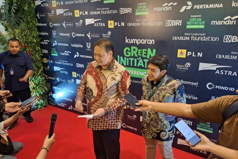 Menteri Koordinator Bidang Perekonomian Airlangga Hartarto usai menghadiri Green Initiative Conference 2024 di Jakarta, Selasa (24/9/2024). ANTARA/Bayu Saputra