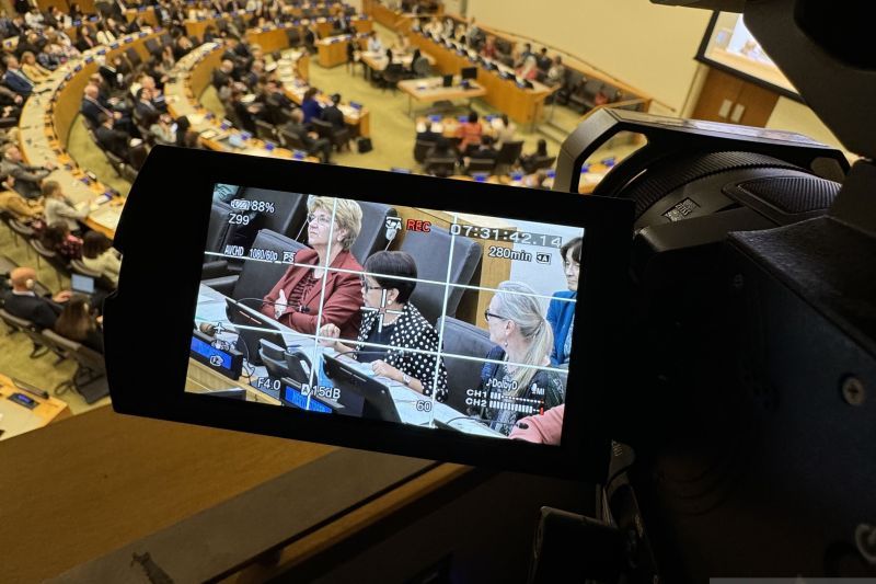 Layar kamera memperlihatkan Menteri Luar Negeri RI Retno Marsudi (tengah) berbicara dalam forum The Inclusion of Women in the Future of Afghanistan di Markas Besar PBB, New York, pada 23 September 2024. (ANTARA/Suwanti)