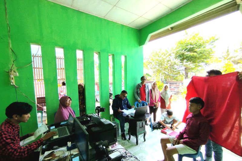 Suasana saat pelayanan pembuatan KTP el yang berlangsung di salah satu rumah warga Kecamatan Tilongkabila Kabupaten Bone Bolango Provinsi Gorontalo. ANTARA/HO-Dinas Dukcapil Bone Bolango.