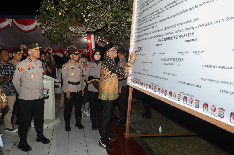 Deklarasi damai dalam rangka menyambut Pemilihan Kepala Daerah (Pilkada) tahun 2024 di Ternate, Selasa (24/9/2024). ANTARA/Abdul Fatah
