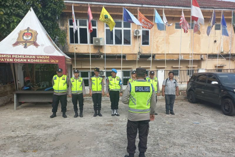 Sejumlah personel Polres OKU saat melakukan penjagaan di gudang logistik milik KPU OKU, di Baturaja, Selasa (24/9/2024). ANTARA/Edo Purmana