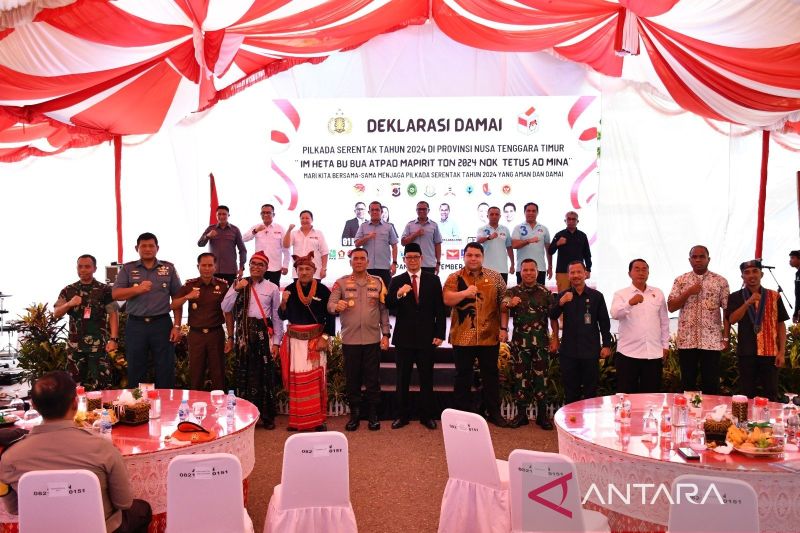 Kapolda NTT bersama sejumlah Forkompimda, pimpinan partai dan tiga pasangan calon gubernur dan wakil gubernur NTT berpose bersama saat deklarasi Pilkada damai di Kupang, Selasa. ANTARA/Kornelis Kaha.