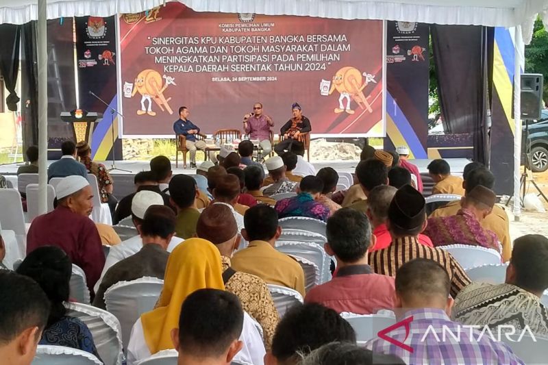 Komisioner KPU Kabupaten Bangka, Cory Ihsan (tengah) pada acara sinergitas KPU dalam menyampaikan pemahaman Pilkada serentak 2024, di Sungailiat, Selasa (24/9/2024). ANTARA/Kasmono)