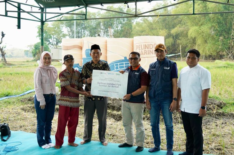 Koordinator Bidang TJSL Kementerian BUMN Fahrudin meninjau jaringan pipa distribusi dari Pelindo Marine, di Desa Socah, Bangkalan, Madura, Jawa Timur, Selasa (24/9/2024). ANTARA/HO-Pelindo Marine