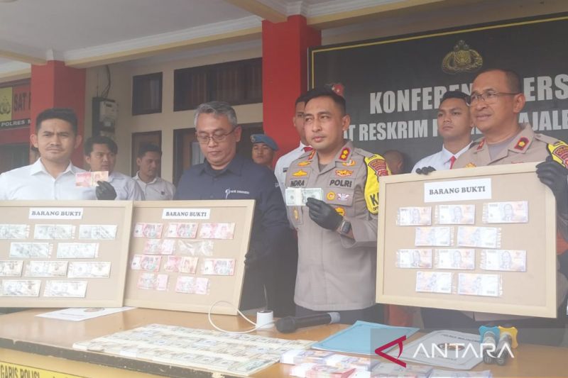 Manajer Pengelolaan Uang Rupiah KPw BI Cirebon Suradiyono (kemeja biru) saat menghadiri konferensi pers pengungkapan kasus pencetakan dan peredaran uang palsu di Majalengka, Jawa Barat, Selasa (24/9/2024). (ANTARA/Fathnur Rohman)