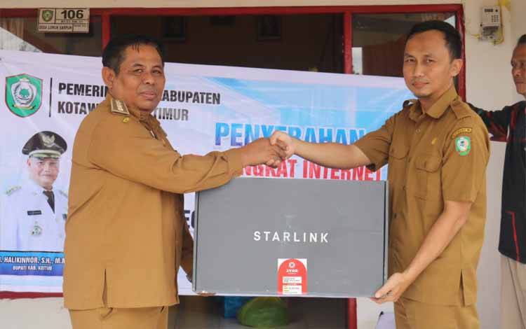 Camat Tualan Hulu Admadi Sastra menerima bantuan perangkat internet dari Diskominfo Kotawaringin Timur, Senin, 23 September 2024. (FOTO: Diskominfo Kotim)