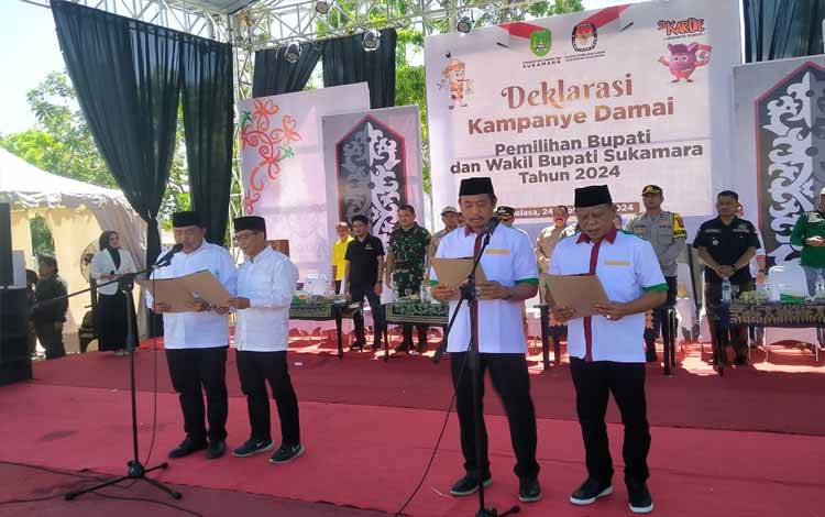 Paslon Kaspinor - Jondi Iskandar dan Masduki-Nur Effendi melakukan pembacaan deklarasi damai pada acara Deklarasi Kampanye Damai di Lapangan Mini, Selasa, 24 September 2024.(FOTO: NORHASANAH)